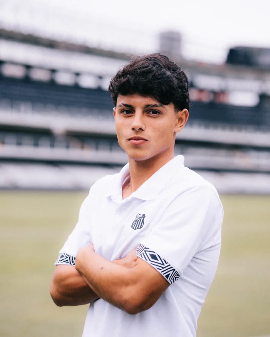 Evandro com uniforme do Santos FC