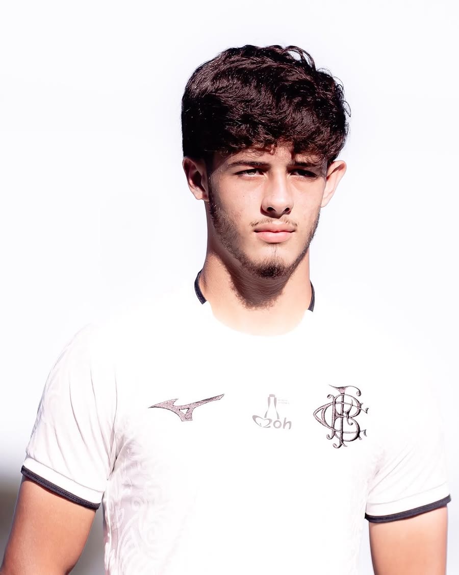 Luigi Moura com uniforme de futebol